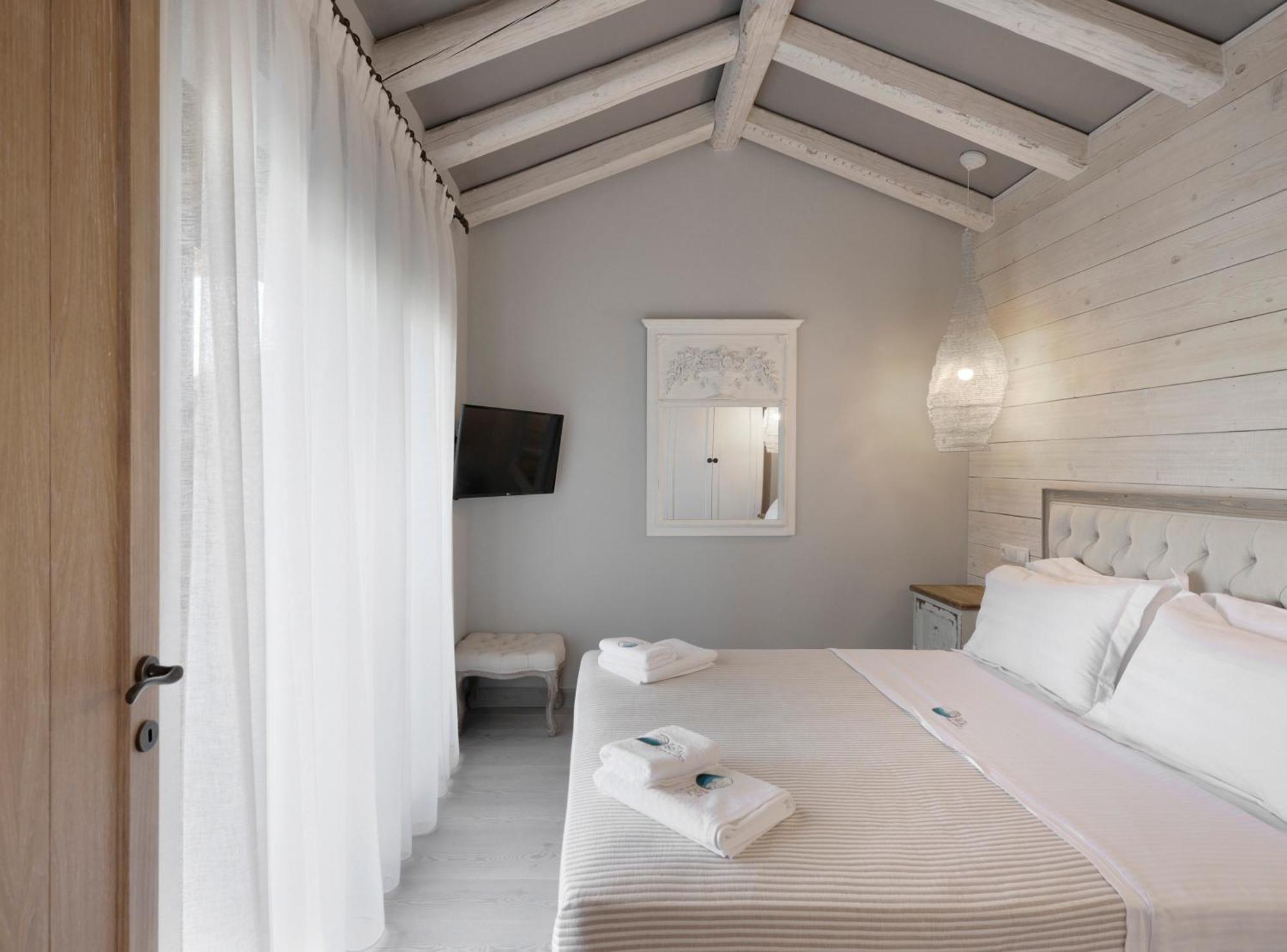 By The Sea Luxury Suites Liménasz Kültér fotó