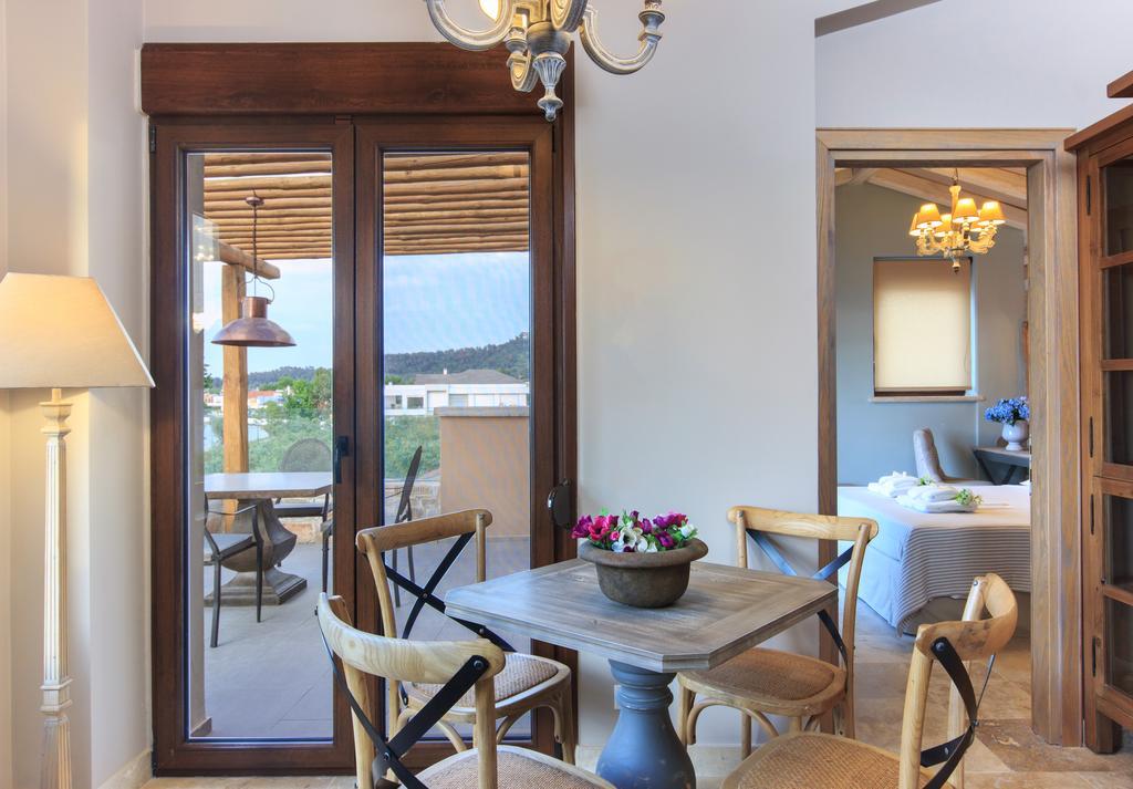 By The Sea Luxury Suites Liménasz Kültér fotó