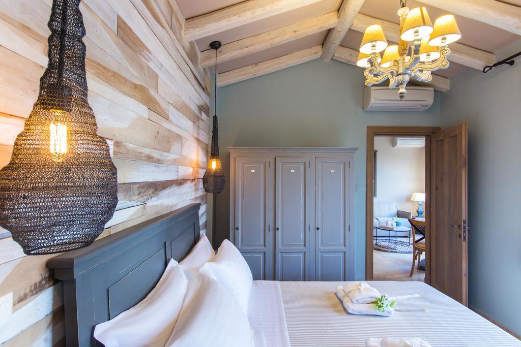 By The Sea Luxury Suites Liménasz Kültér fotó