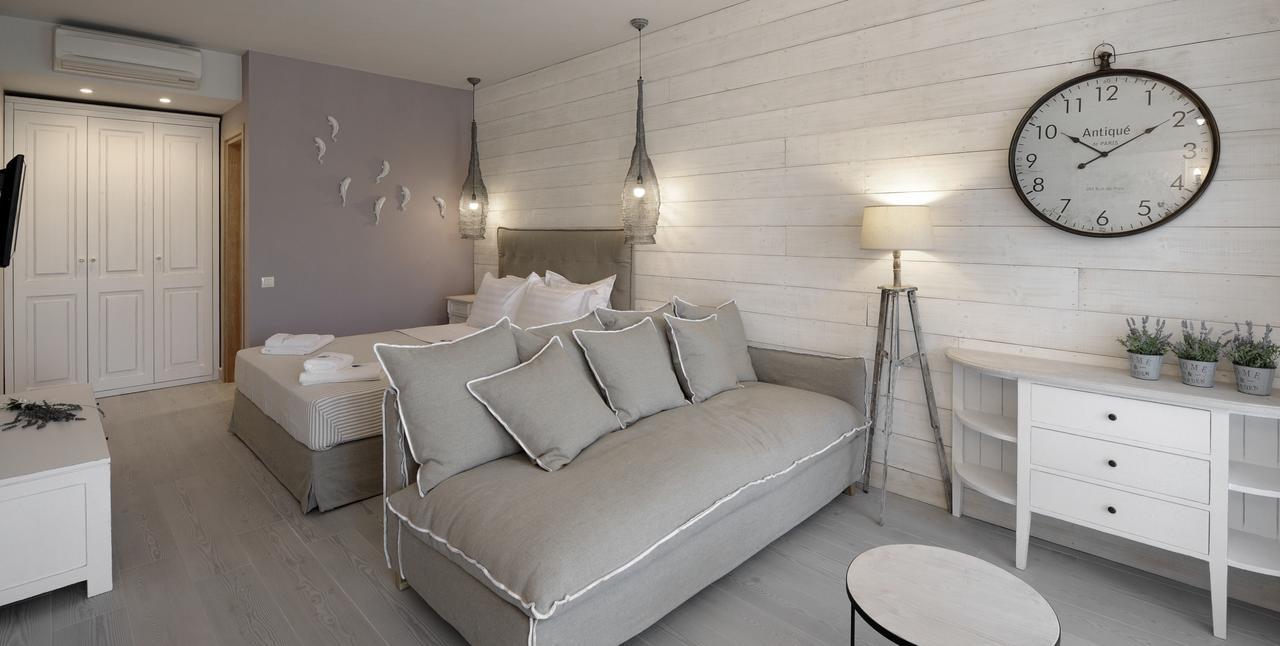 By The Sea Luxury Suites Liménasz Kültér fotó